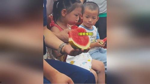 和小孩比赛吃瓜,与萌娃一较高下的欢乐食瓜大赛