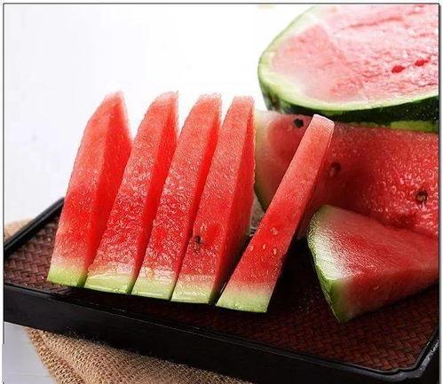 可爱同学在线吃瓜,趣味横生校园生活大揭秘