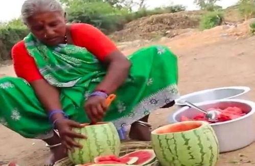 印度女孩吃瓜,瓜果飘香中的快乐时光